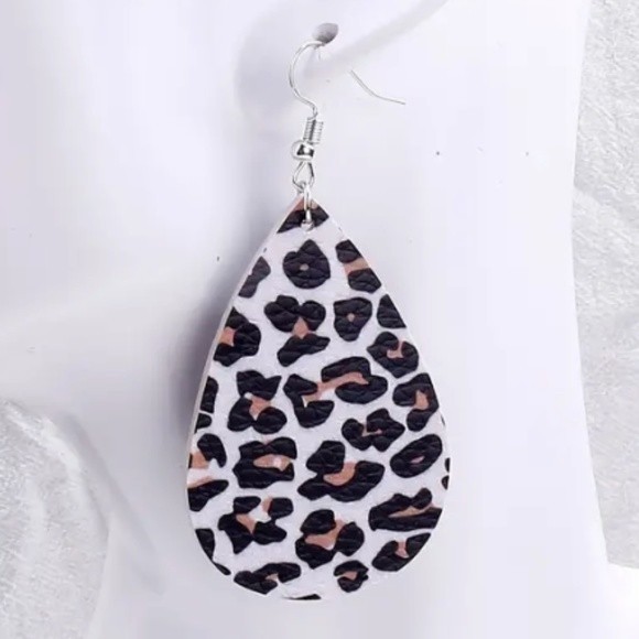 NEW FAUX LEATHER ANIMAL PRINT DANGLE DROP BOHO VINTAGE STYLE PIERCED EARRINGS - Picture 2 of 3